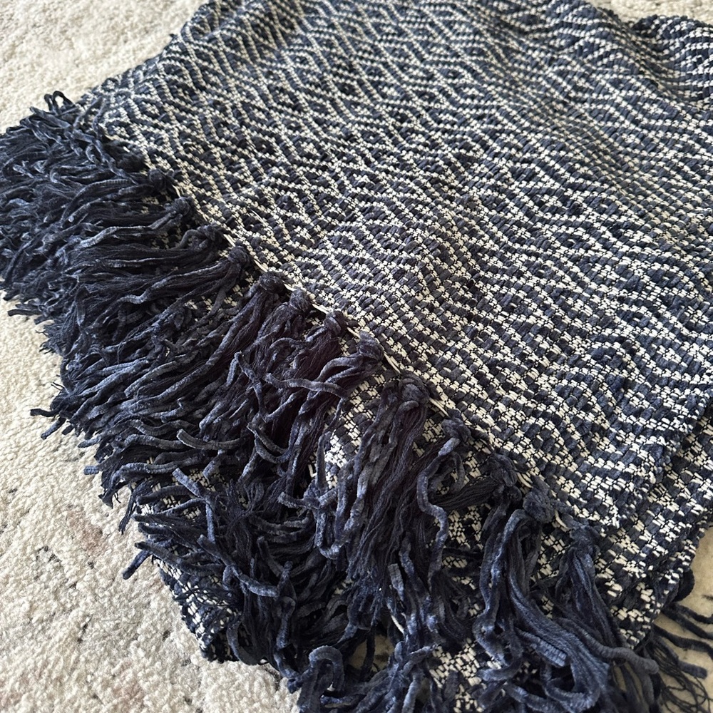 Blue and white printed fringe throw blanket - Picture 2 of 5